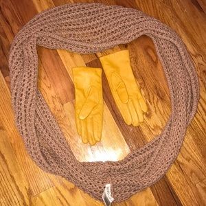 Very good condition gloves and a scarf